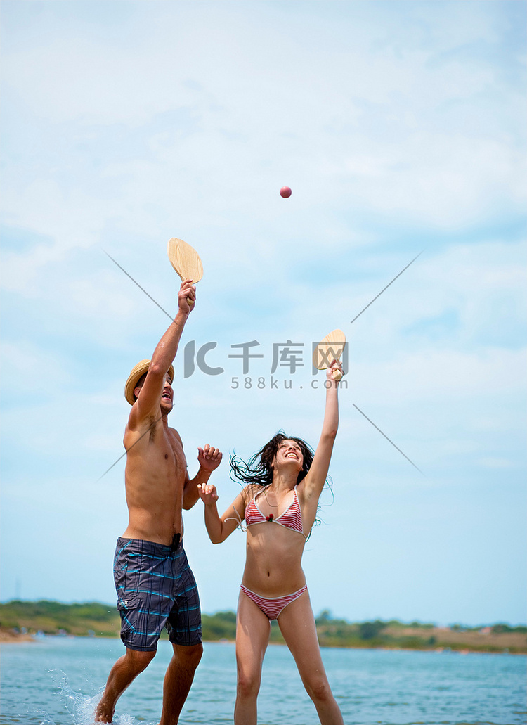 一对夫妇在海滩上玩沙滩球