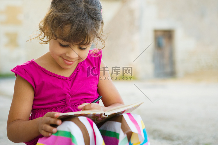 一个在书中写字的女孩