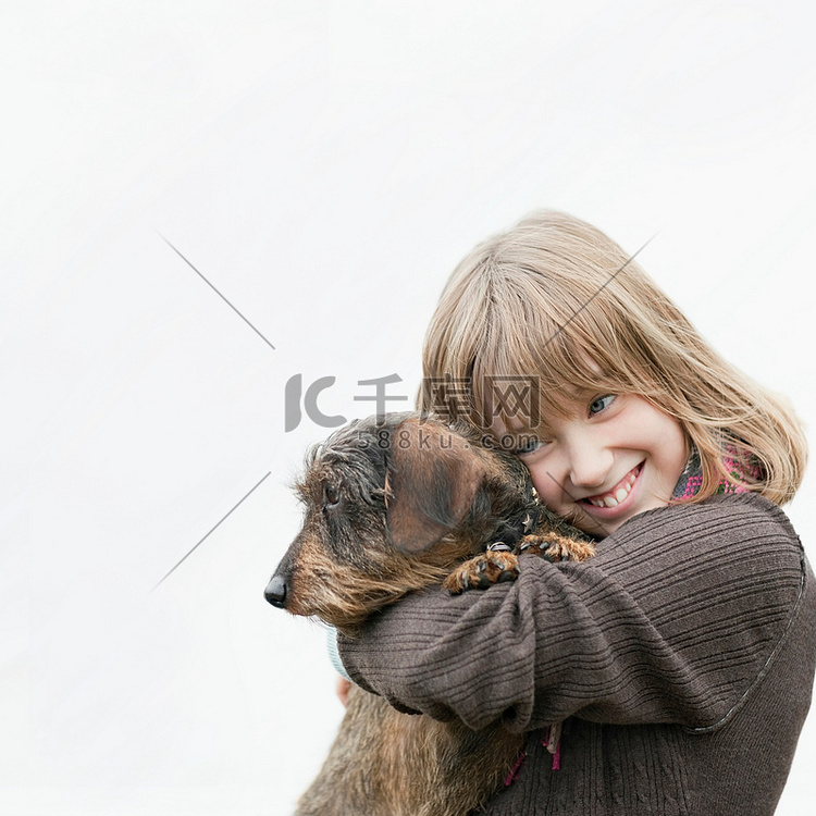 女孩抱着狗的肖像
