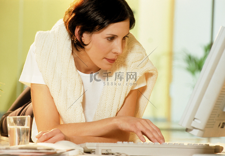 坐在电脑前的女人