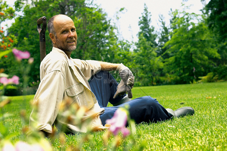 坐在草地上的男人