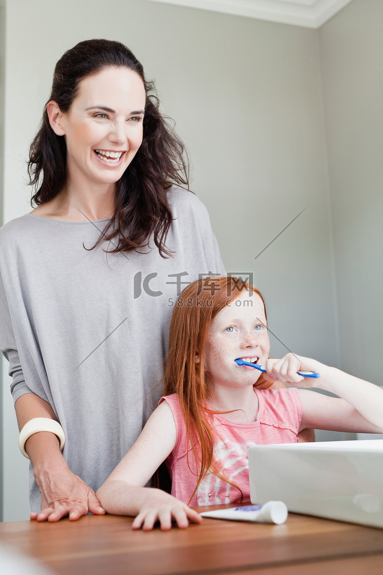 妈妈看女儿刷牙