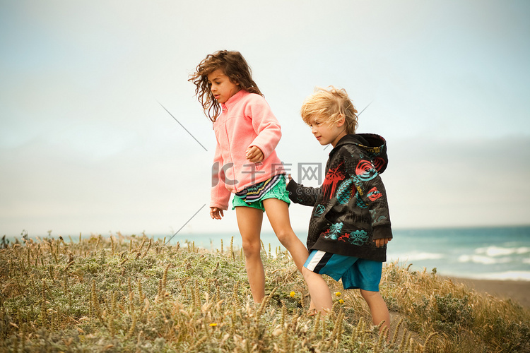 两个孩子在海边散步