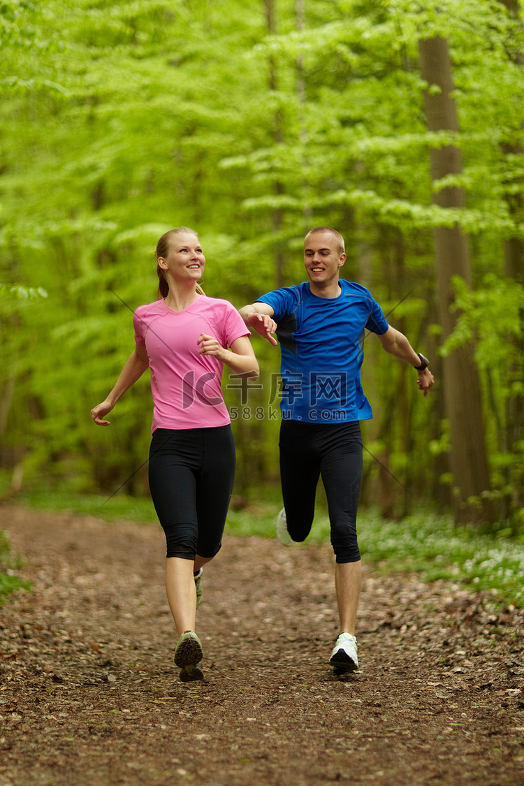 男人和女人奔跑竞争