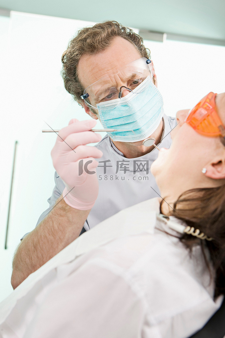 外科牙医正在检查病人的牙医