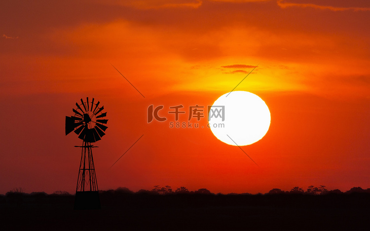 日落时的风车纳米比亚埃托沙国家