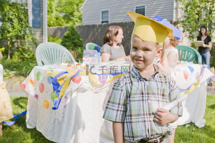 小男孩在幼儿园毕业典礼上的肖像