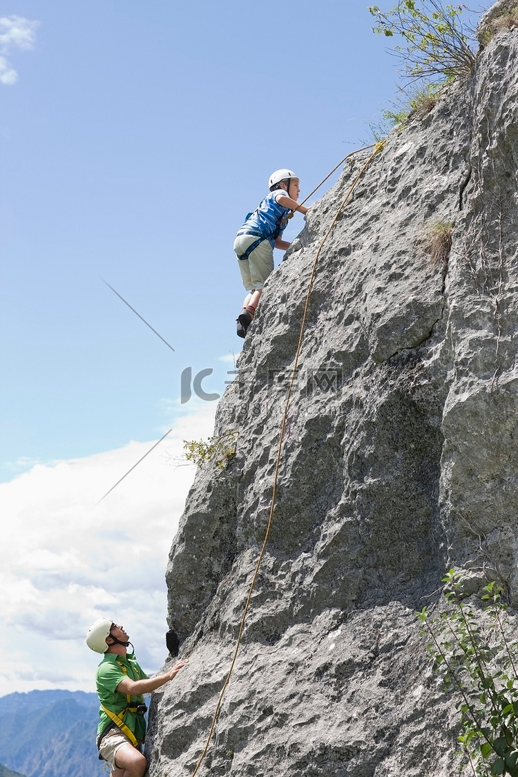 一个男孩和一个男人在爬山