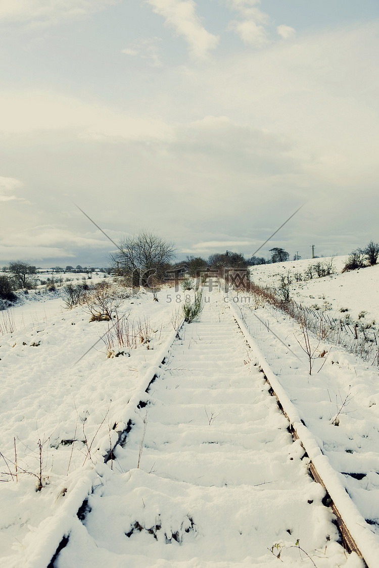 乡村白雪覆盖的铁轨景观