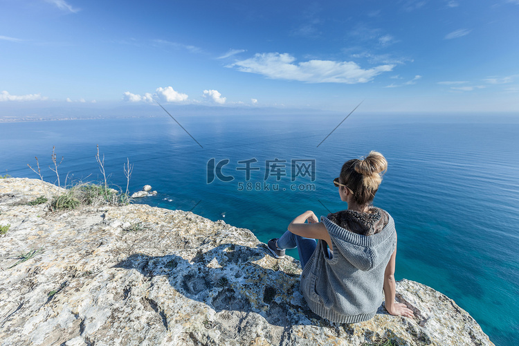 意大利撒丁岛卡利亚里坐在悬崖上