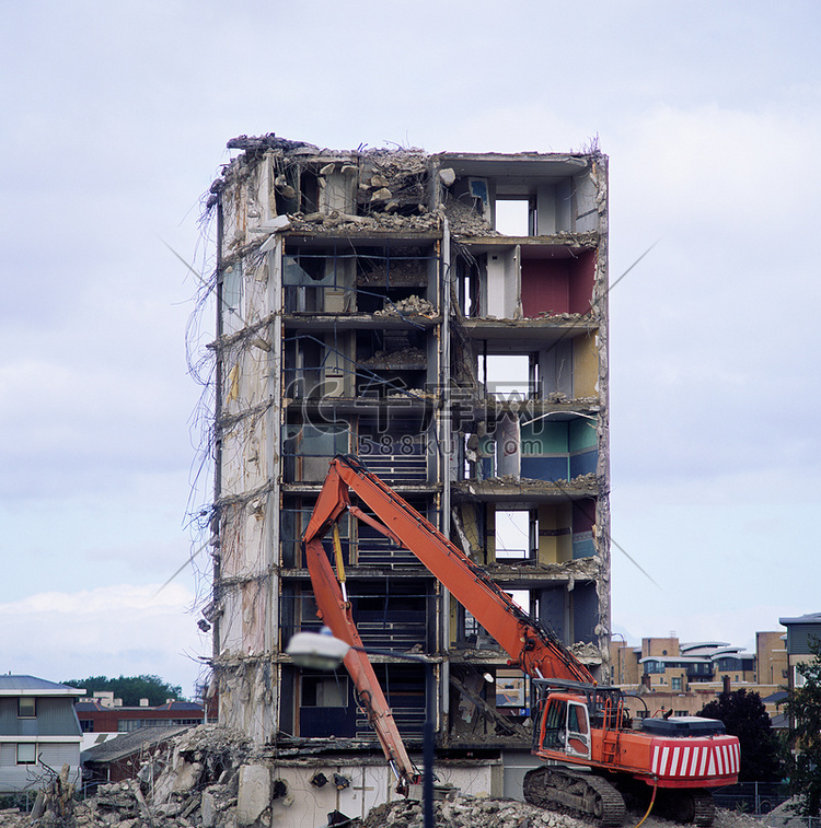 吊车拆除建筑物