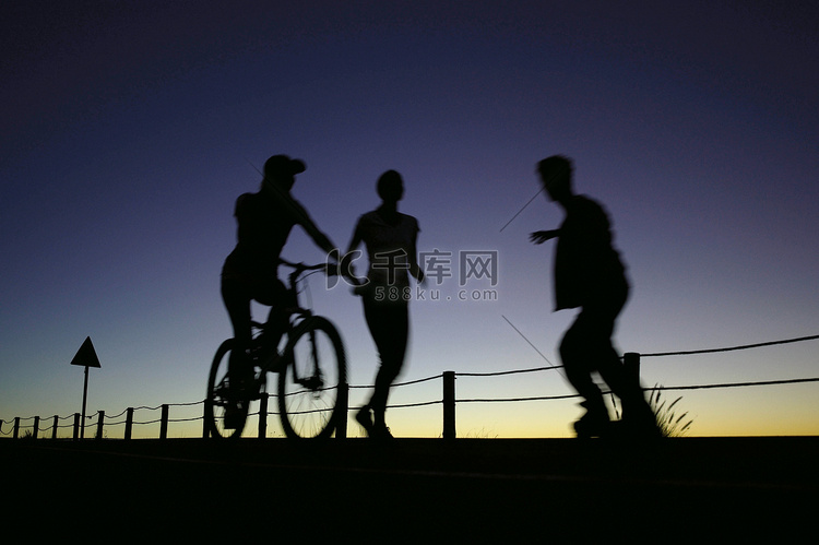 自行车跑步者和轮滑运动员