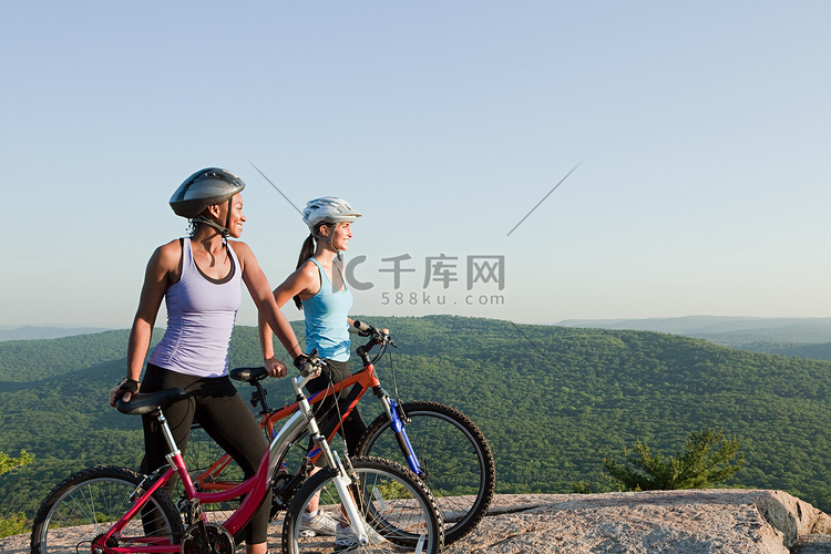 两个骑自行车的女性乡村场景