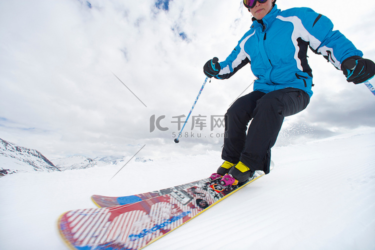 在雪山边滑雪的女子
