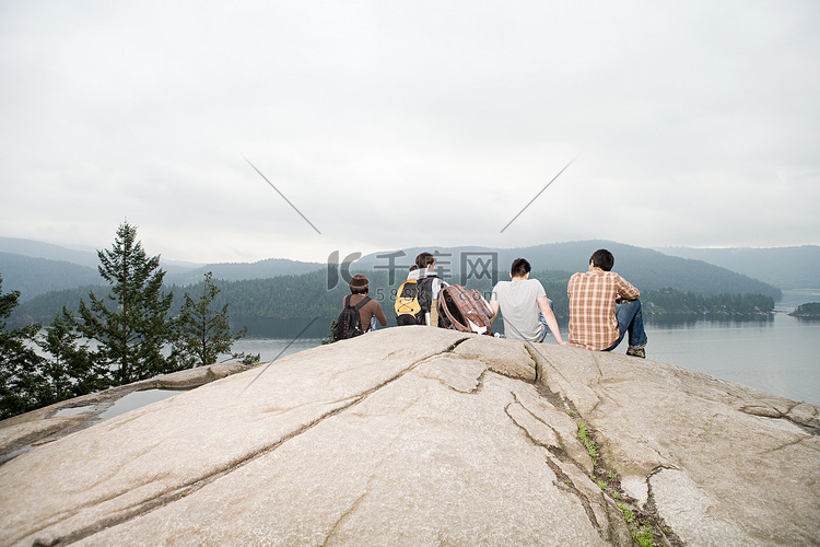 人们站在湖边的岩石上