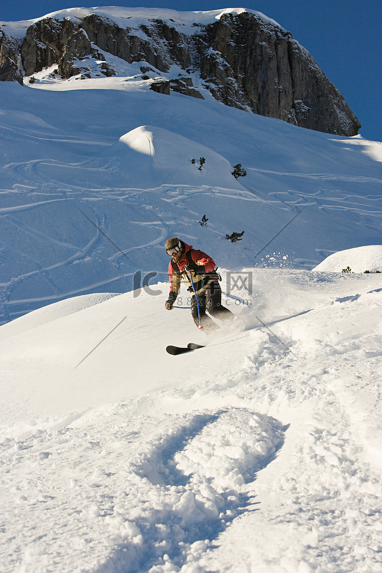 一个男人在滑雪