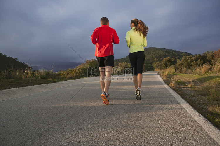 年轻夫妇在农村慢跑