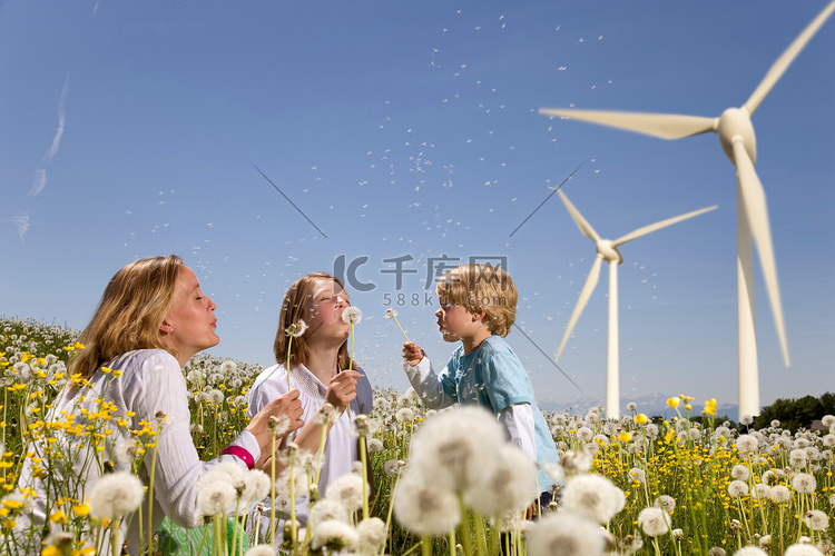 风力涡轮机的女孩男孩和母亲
