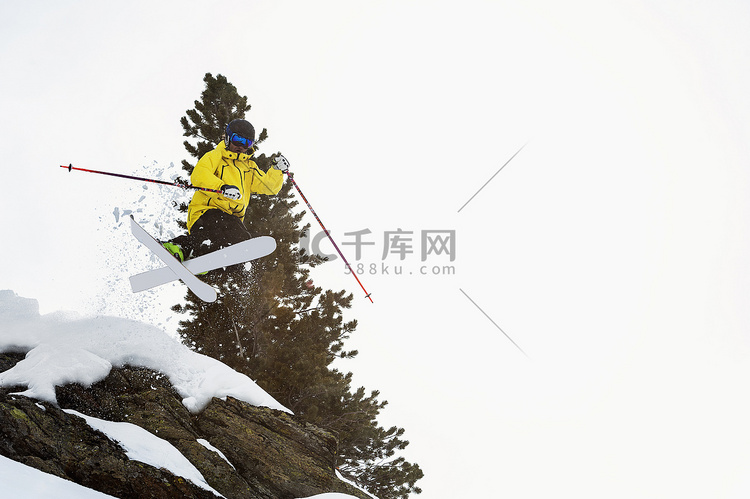 中年男子滑雪者在半空中跳跃奥伯