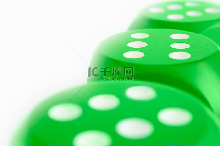 绿色骰子每边都是六个