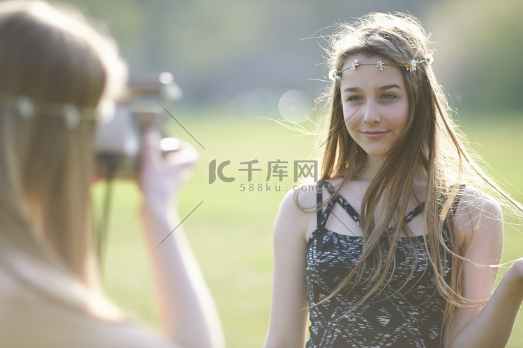 十几岁的女孩在公园里用即时相机