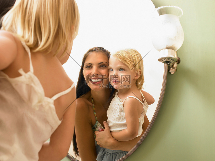 母女俩看着镜子