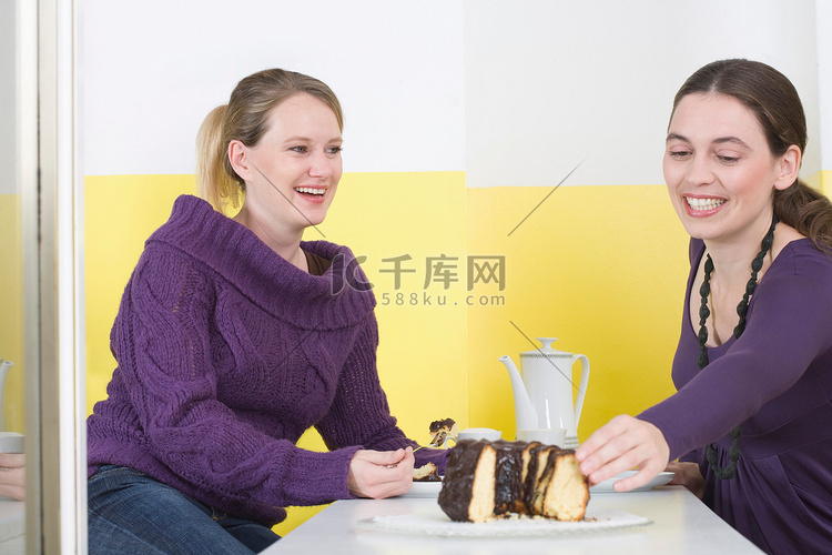 两个年轻的女人吃着蛋糕