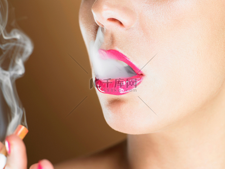 一名涂着粉色口红的女子吸烟