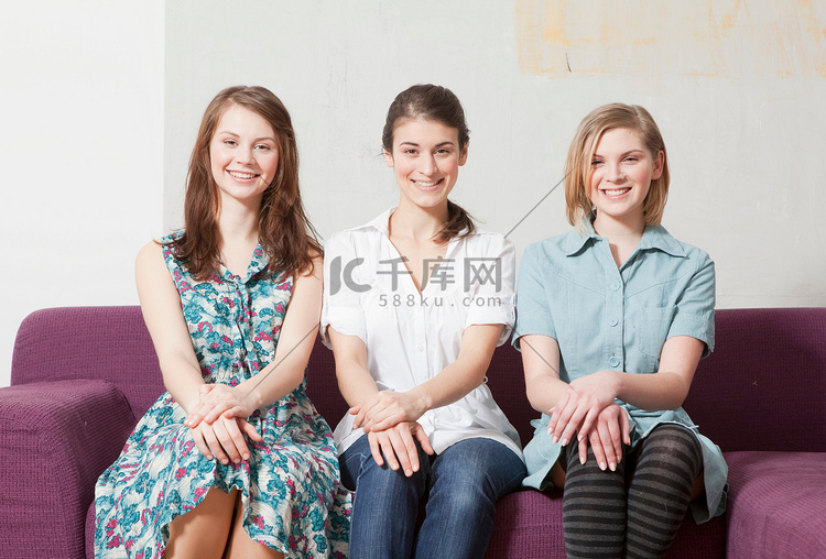 三个女人坐在沙发上