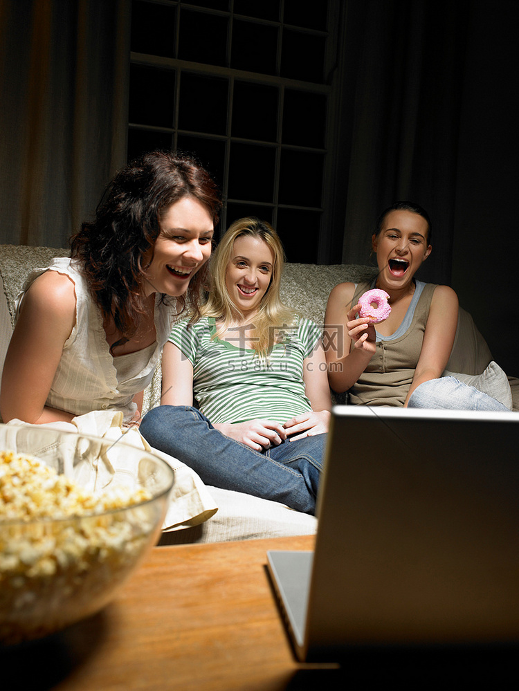 三个年轻女子在看电影