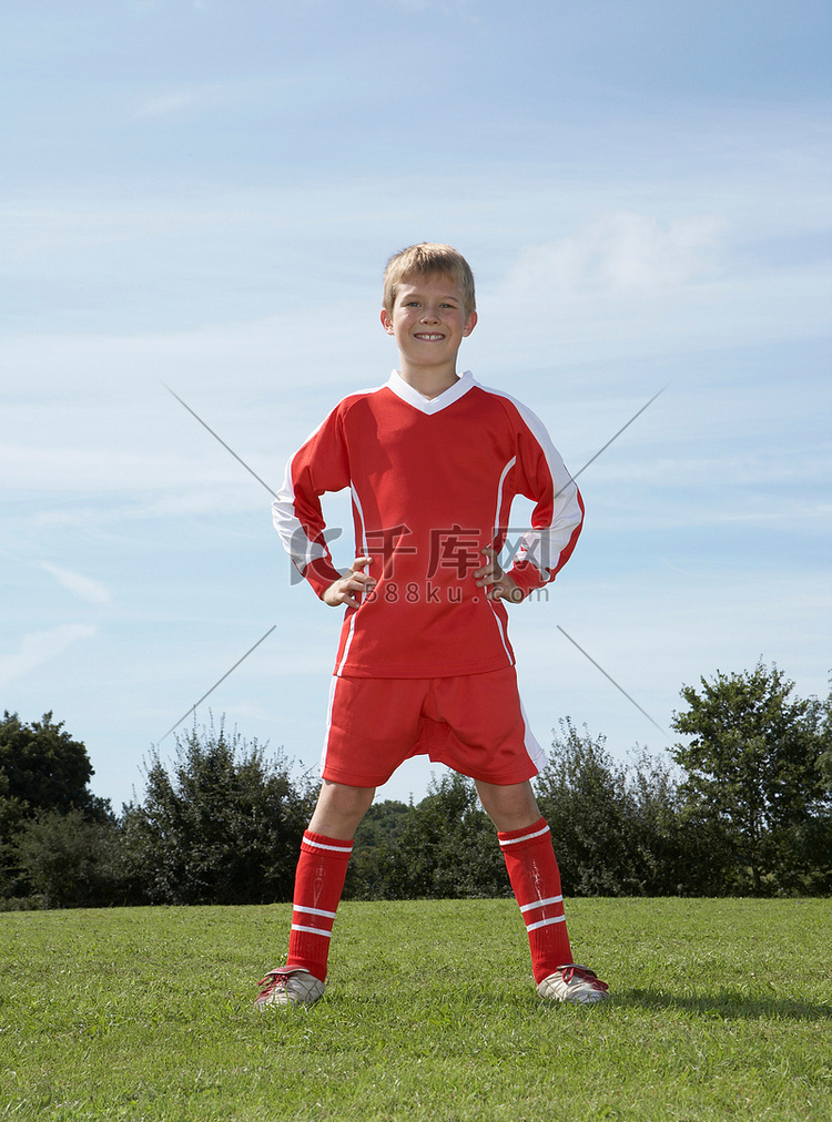 年轻的男子足球运动员站着