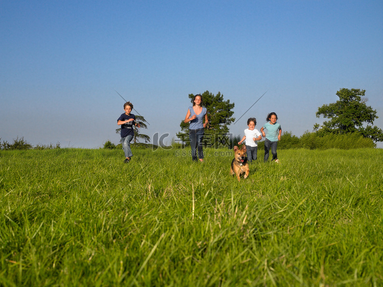 一群孩子在田野里奔跑