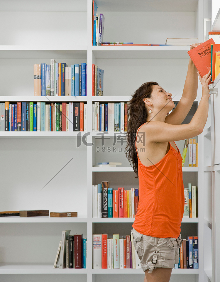 书房里的女人