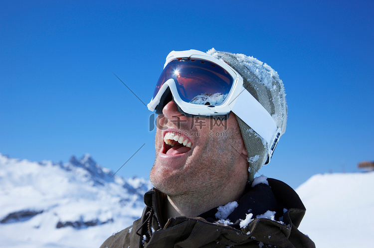 戴着滑雪护目镜的男人的肖像