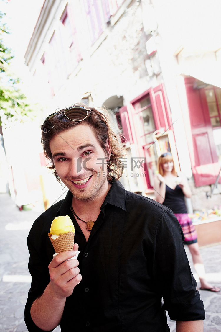 一名男子手持蛋卷冰淇淋