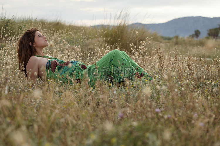 一名孕妇躺在田野里