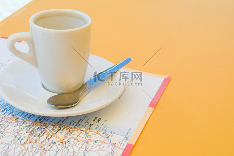 咖啡杯和地图
