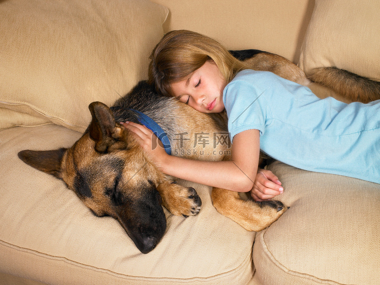 睡在狗身上的年轻女孩