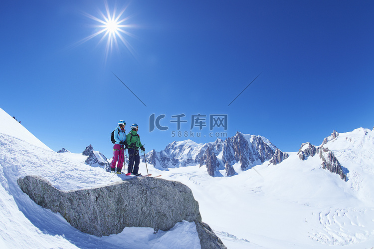 男女滑雪者从法国格拉尼亚阿尔卑