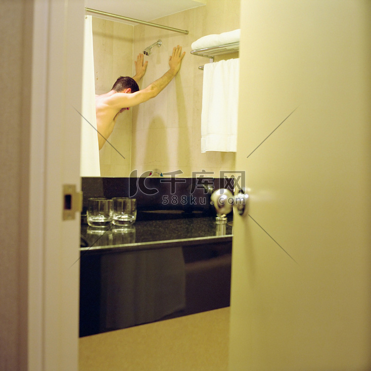 男人站在淋浴间
