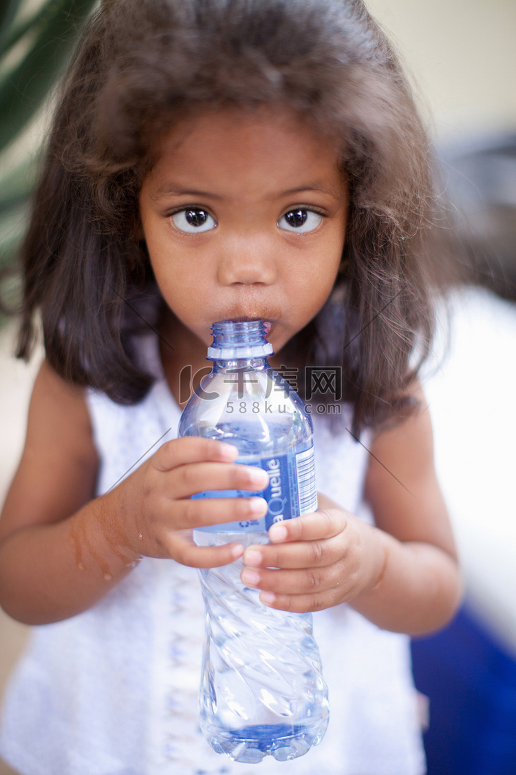 女孩喝着瓶子里的水