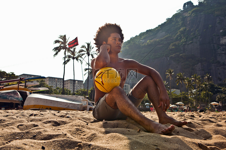 在海滩上打排球的男子巴西里约热