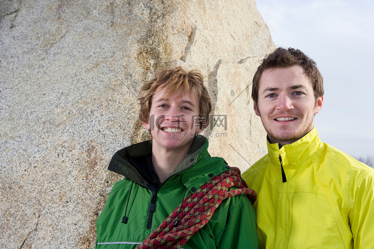 2名登山者的特写肖像