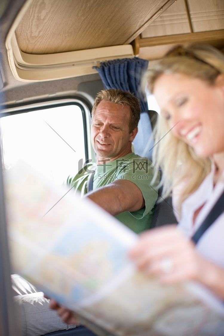 房车里的情侣阅读地图