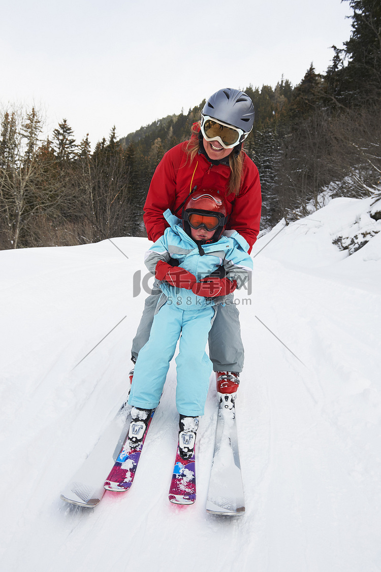 滑雪板上的母子肖像
