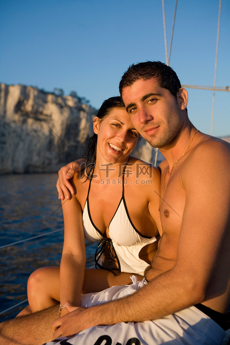 帆船上年轻夫妇的肖像