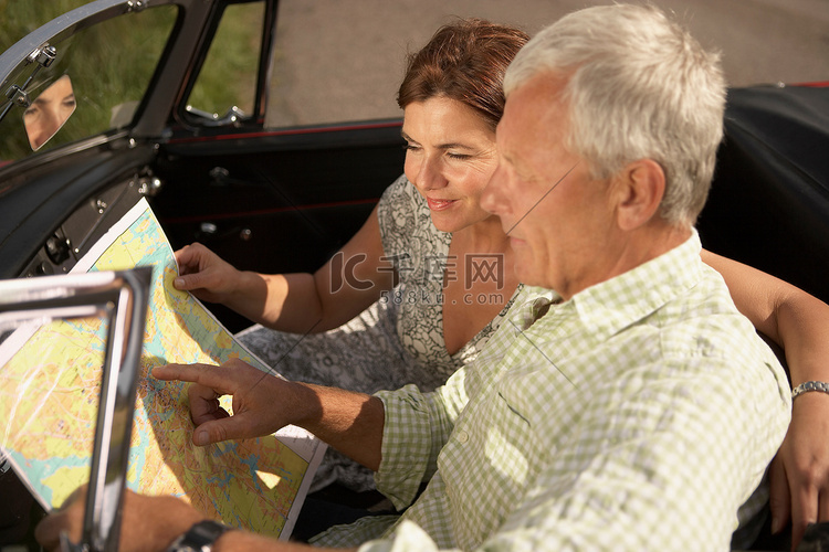 有车有地图的高年级夫妇