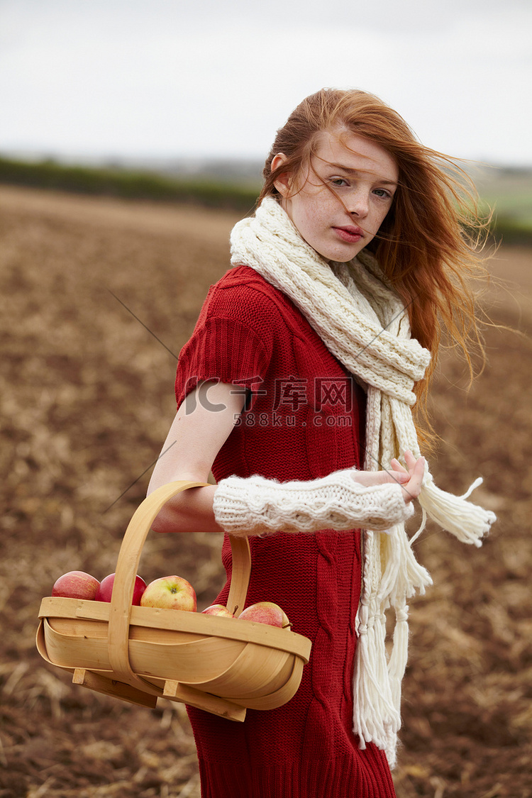 十几岁的女孩在田里摘苹果