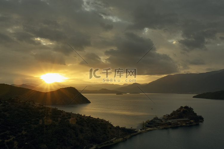日出时的群山泸沽湖云南中国