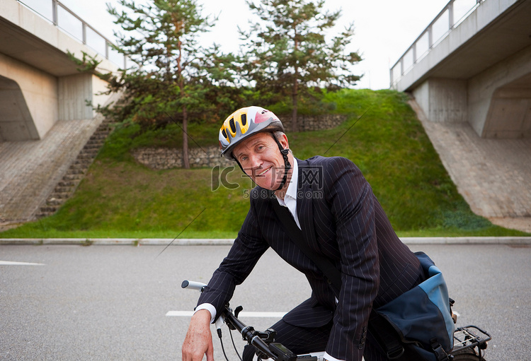 一名商人在街上骑自行车
